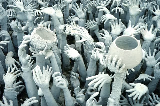 ワット・ロンクン「救いを求める手」’（タイ・チェンライ）