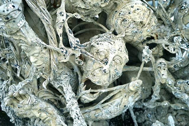 ワット・ロンクン’「業にとらわれた人」（タイ・チェンライ）