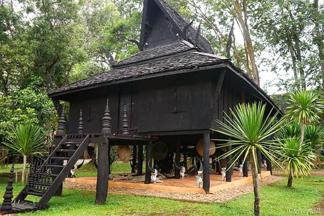 高床式倉庫スタイルの展示が特徴のバーンダム（タイ・チェンライ）