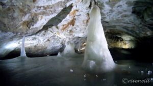 【トラベルjp】真夏もひんやり万年氷！スロバキア世界遺産ドブシンスカ氷穴