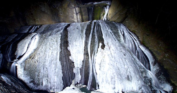 厳冬期に凍結する袋田の滝は圧巻！