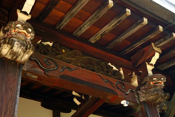 浄安寺本堂のキュートな獅子彫刻