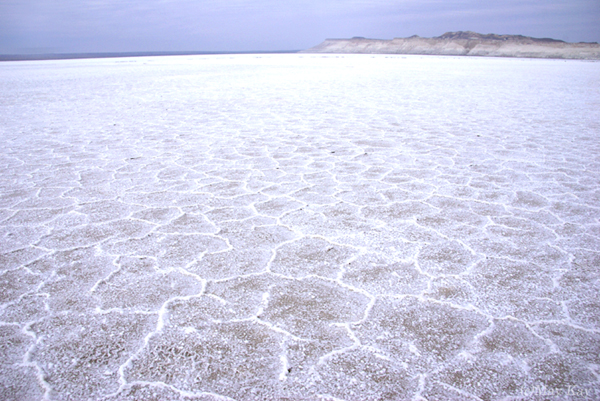 干上がった塩の結晶の湖面