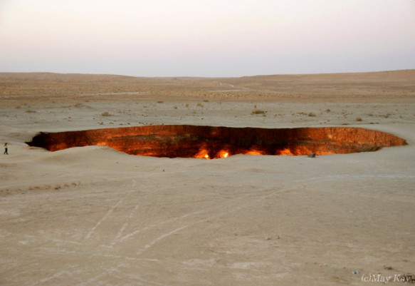 直径約90mの巨大なクレーター【地獄の門（トルクメニスタン）】