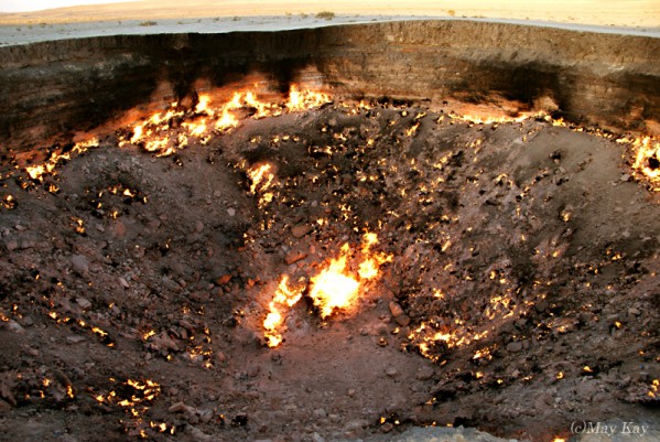 人工的に放たれた火が50年燃え続ける地獄の門【地獄の門（トルクメニスタン）】