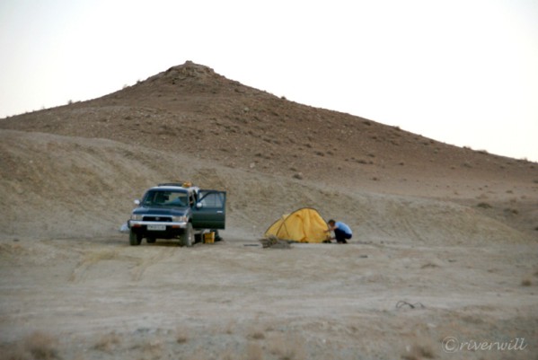 わたし用のテントを張ってくれるドライバーのおじさん【地獄の門（トルクメニスタン）】