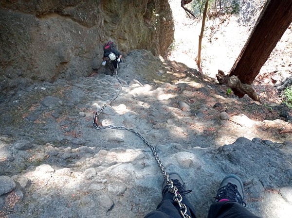 【ググっとぐんま】妙義山最大の難所の一つとされる奥の院の三連30mの鎖場。垂直具合がエグイ