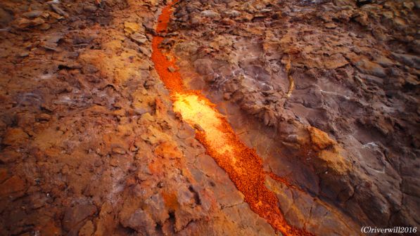 【エチオピア・ダナキル砂漠】 大地の裂け目から溶岩が見えるみたい