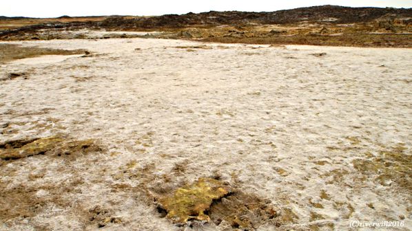 【エチオピア・ダナキル砂漠】塩が吹いている溶岩台地