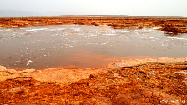 【エチオピア・ダナキル砂漠】溶岩台地に湧く硫黄泉
