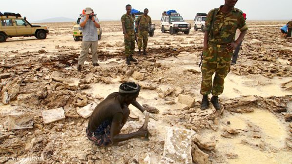 【エチオピア・ダナキル砂漠】 塩をブロックにカットする商人たち