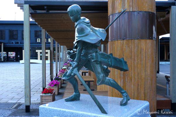 【トラベルjp】2021年3月に完成したリヴァイ兵士長の銅像