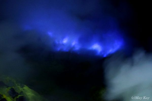 【インドネシア・カワイジェン火山】すさまじい有毒ガスを放つブルーファイア