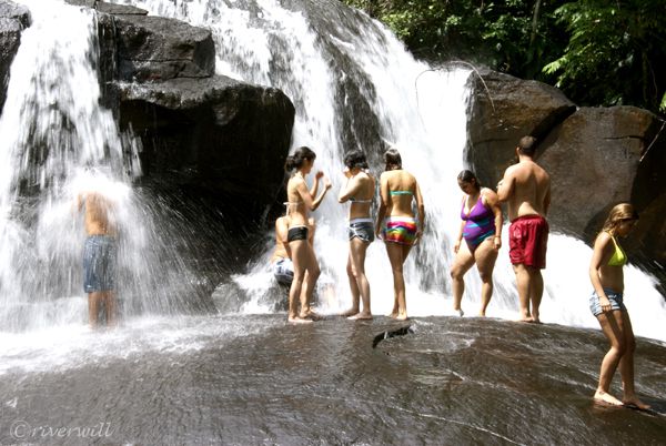 【ベネズエラ・エンジェルフォール】ツアー客はみんな滝遊び