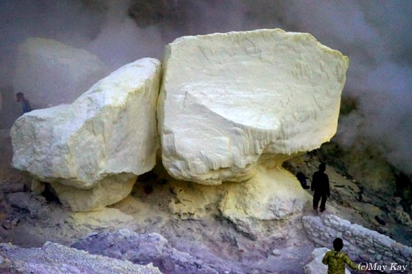 【インドネシア・カワイジェン火山】巨大な硫黄の塊と臭気