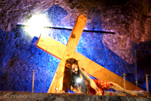 【コロンビア・ネモコン岩塩坑道】磔の刑に処せられたキリスト像