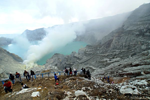 【インドネシア・カワイジェン火山】展望台からの火口湖の眺め