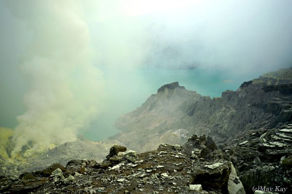 【インドネシア・カワイジェン火山】 上に戻っても煙で息苦しい