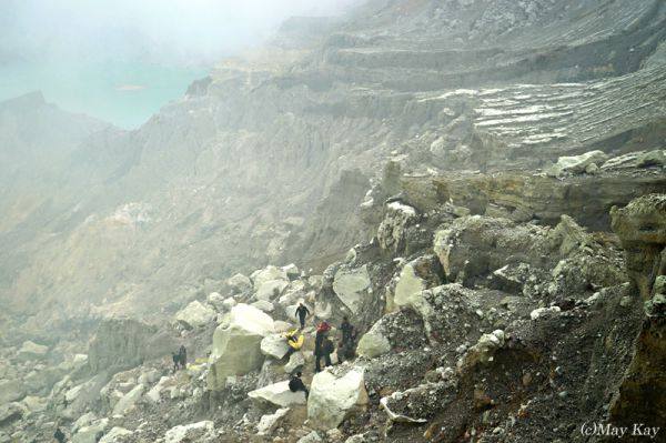 【インドネシア・カワイジェン火山】よく見ると岩場がすごい