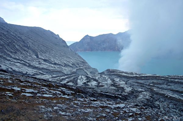 【インドネシア・カワイジェン火山】火口湖が美しい