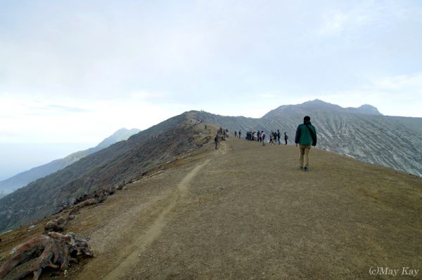 【インドネシア・カワイジェン火山】山の稜線を歩いて戻る
