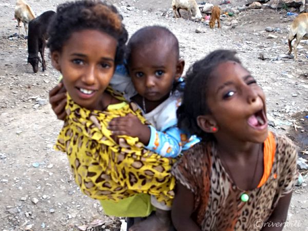 【エチオピア・エルタ・アレ火山】無邪気な子どもたち