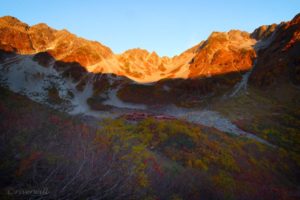 【Twitter】紅葉の涸沢カール・ソロキャンプ登山の旅（2021/10/04～05）