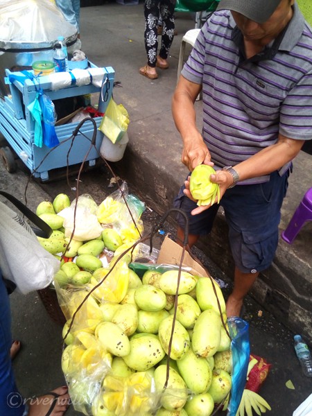 道端の行商で売られているアップルマンゴー Apple Mangos