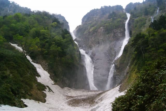 【激レア春の絶景】第6位　称名滝とハンノキ滝