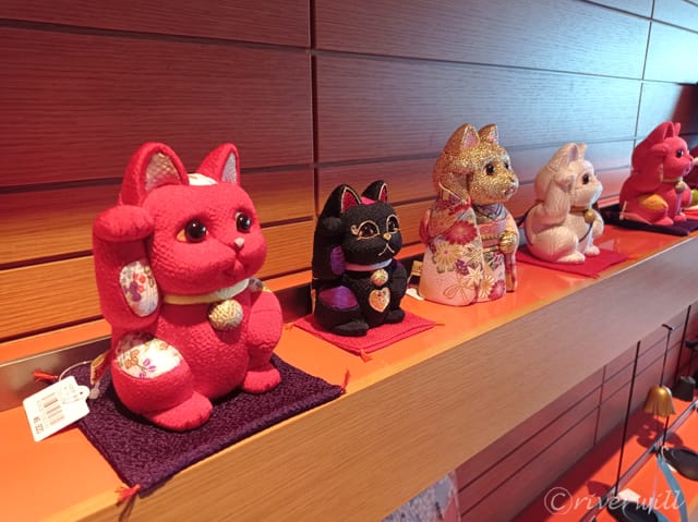 伝統の織物で作られた艶やかな招き猫 in The Prince Gallery Tokyo Kioicho