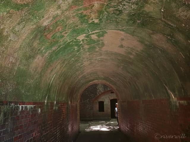 第3砲台跡へ続くトンネル