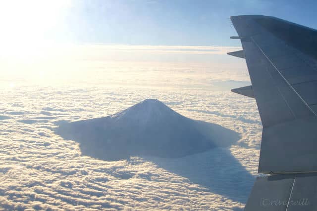 羽田から広島へ向かう空にて富士山を臨む