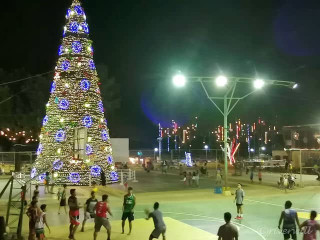 コロン島の中心にある広場にて