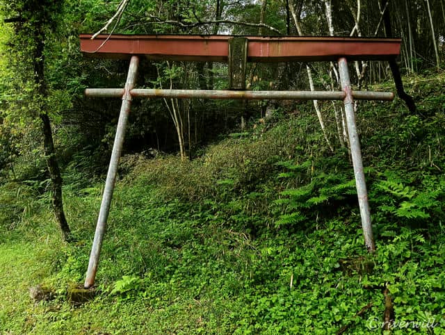 寂れた、今は使われてない方の鳥居