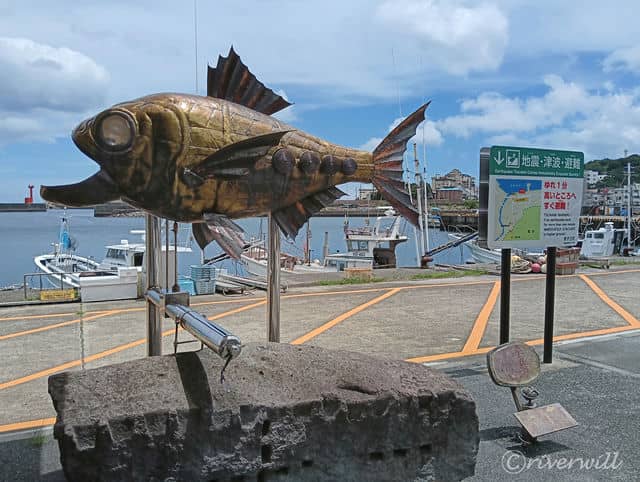 「稲取漁港直売所 こらっしぇ」前の稲取キンメオブジェ