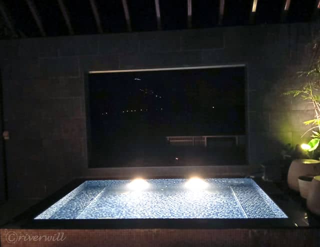 屋上露天風呂で幻想的な温泉入浴