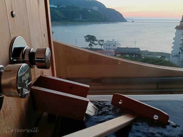 ベランダの露天風呂にて朝風呂