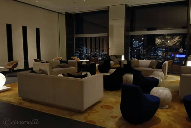 夜景が美しいフロント前のラウンジ