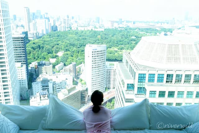夜景にダイブするようなこの大窓の絶景