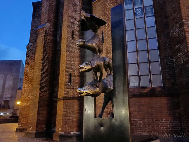 聖ペテロ教会裏手にひっそりあるブレーメンの音楽隊の銅像