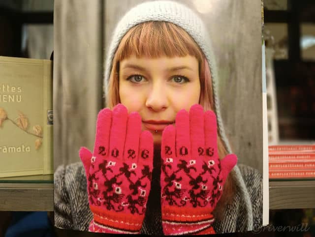 美しいラトビア女性が身につけたミトンのカレンダー