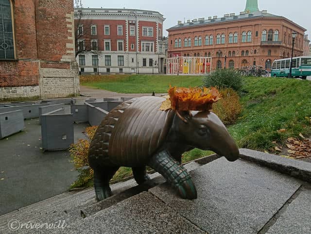 リガ旧市街に設置されたユニークな屋外アート