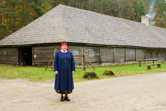 ラトビア民族野外博物館の館長さんがガイド