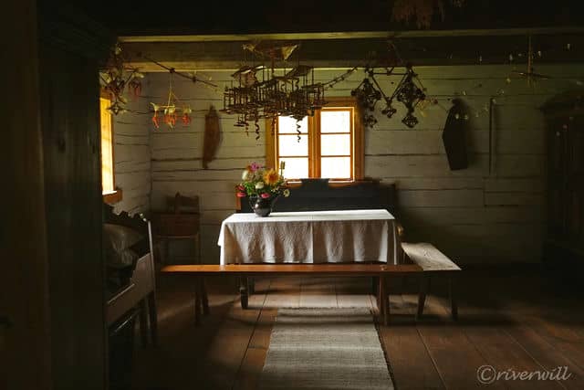 ラトビアの農家の伝統的なリビング