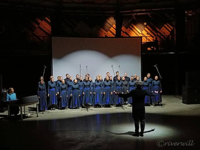 サーカス会場で開かれたライブコンサート