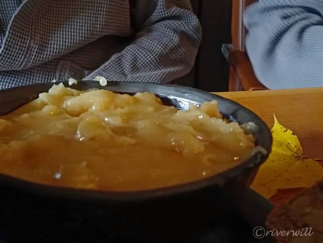 精製前の濃厚なハチミツで栄養補給