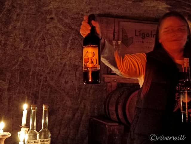 洞窟部屋でのワインティスティング