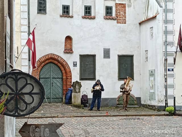 リガ旧市街の観光スポット「三人兄弟」前にて