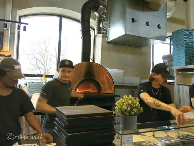 イタリアンピザ店のノリのいいお兄さんたち