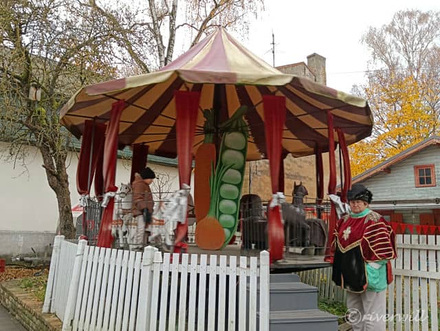 手回しのアナログな回転木馬